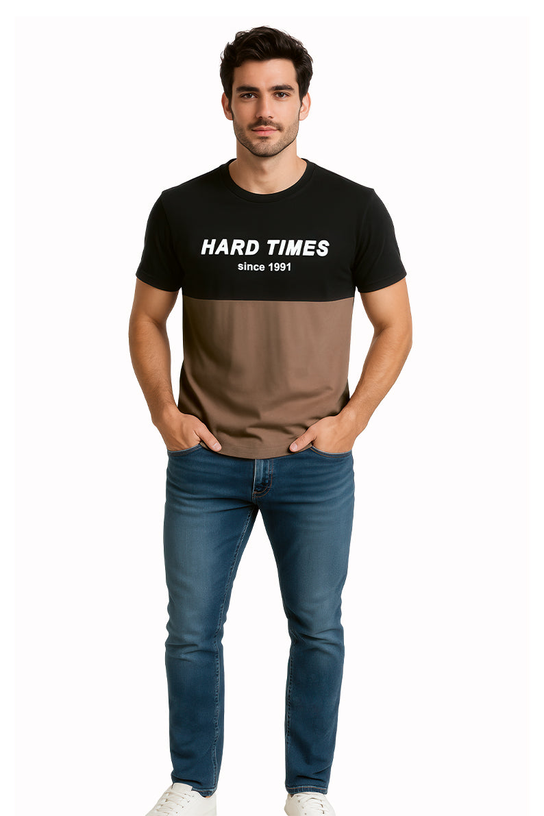 Playera Caballero MC / HARD TIMES NEGRO/LADRILLO (9053589864671)