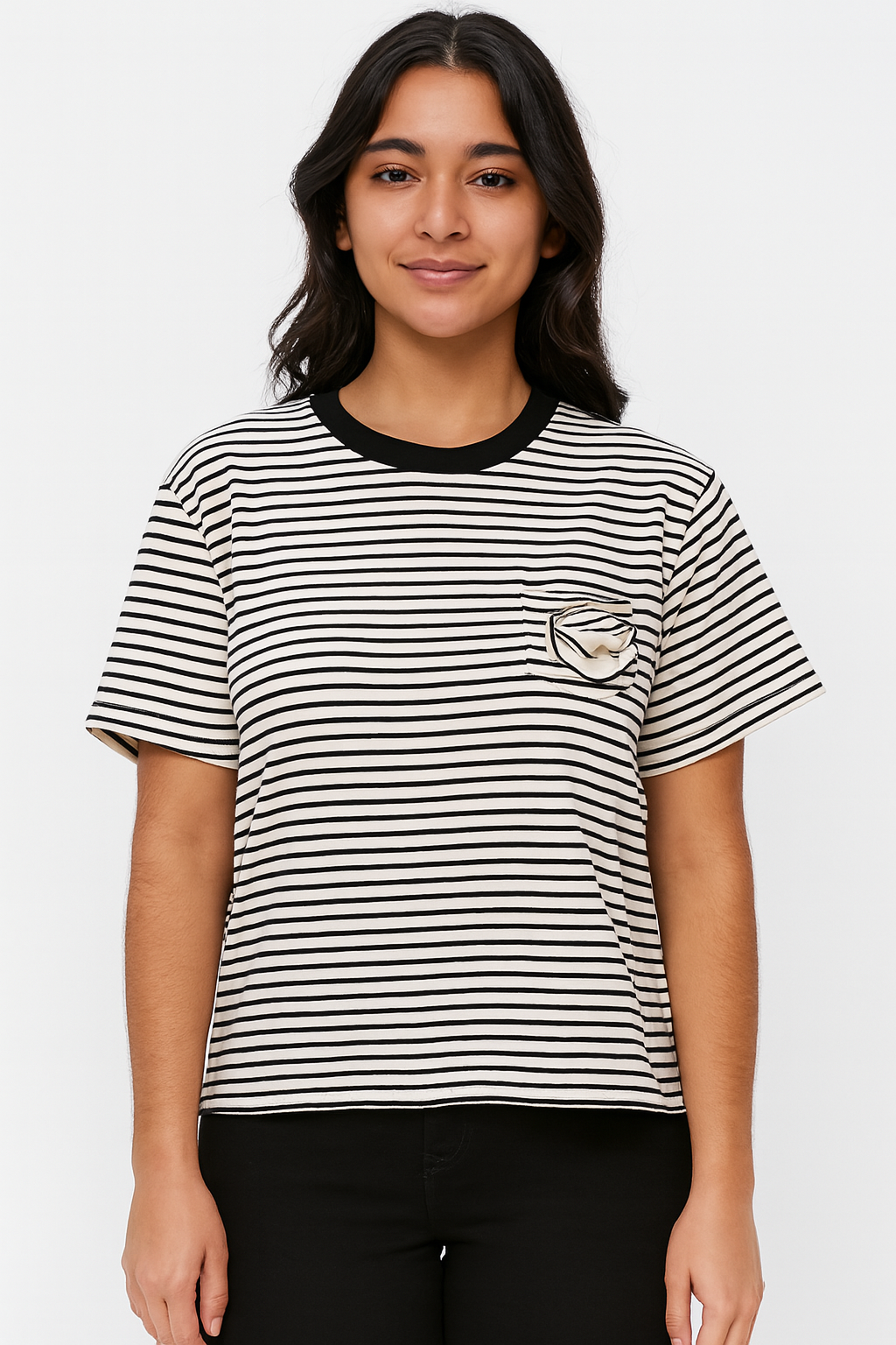 PLAYERA MC / APLICACIÓN FLOR DELA MISMA TEL NEGRO/HUESO (9079702749407)