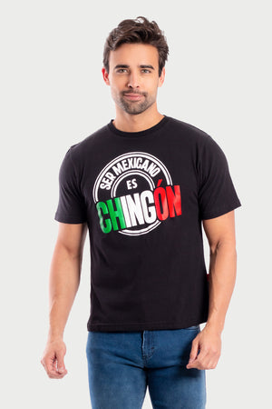 Playera Caballero MC / SER MEXICANO ES CHINGÔN (7824938434783)