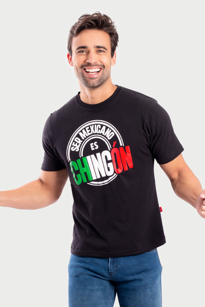 Playera Caballero MC / SER MEXICANO ES CHINGÔN (7824938434783)